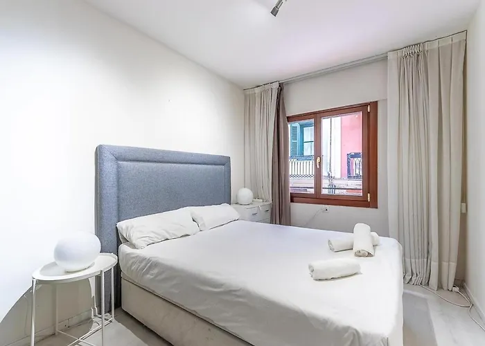 Aston - Mercado De La Rivera In Casco Viejo Bilbao